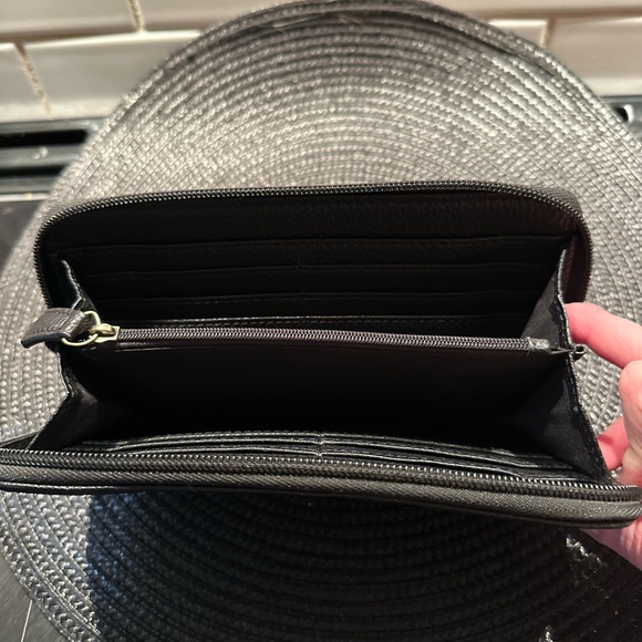 Black pebbled leather Roots wallet. - Picture 3 of 5